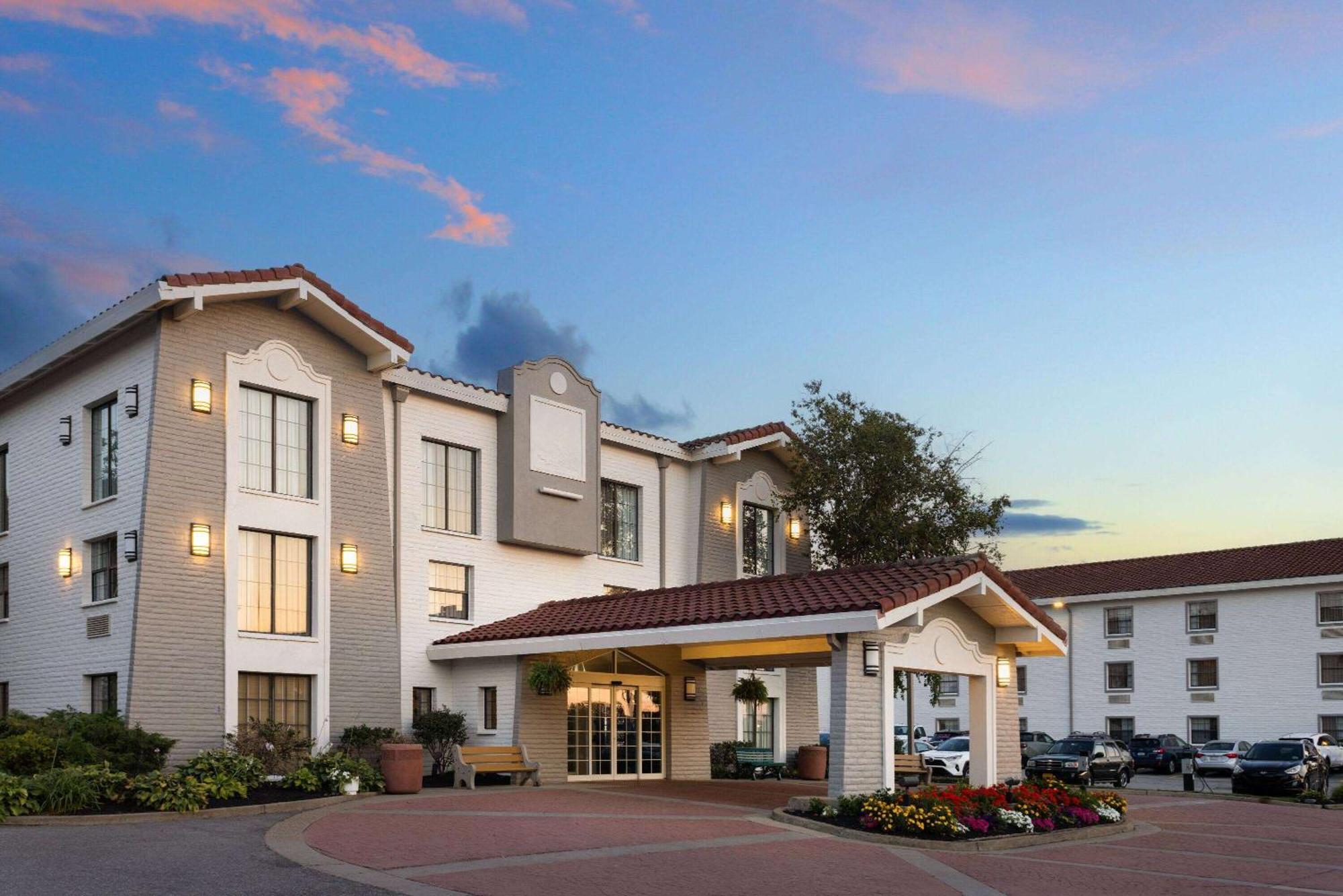 La Quinta Inn By Wyndham Pittsburgh Airport Moon Township Экстерьер фото