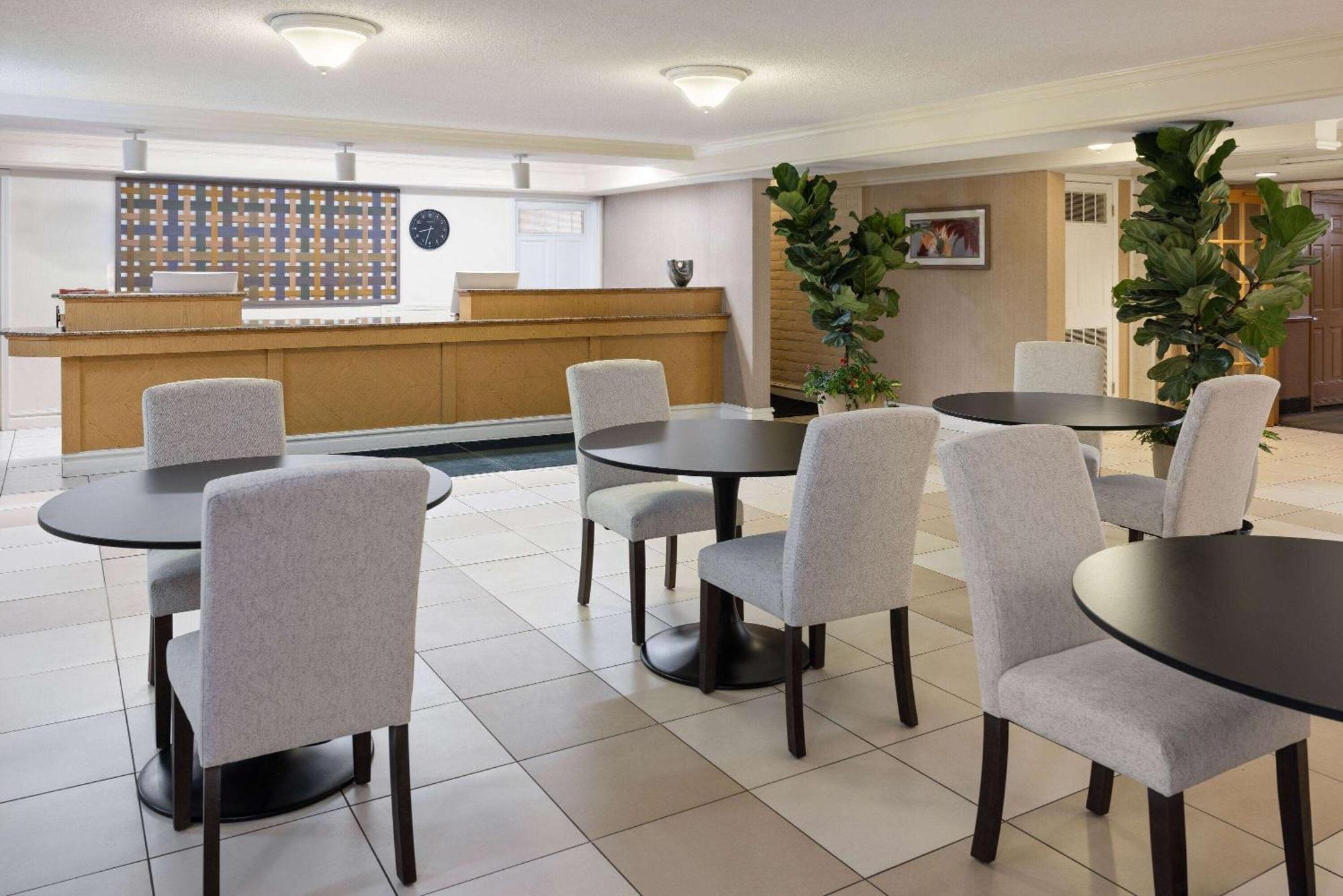 La Quinta Inn By Wyndham Pittsburgh Airport Moon Township Экстерьер фото