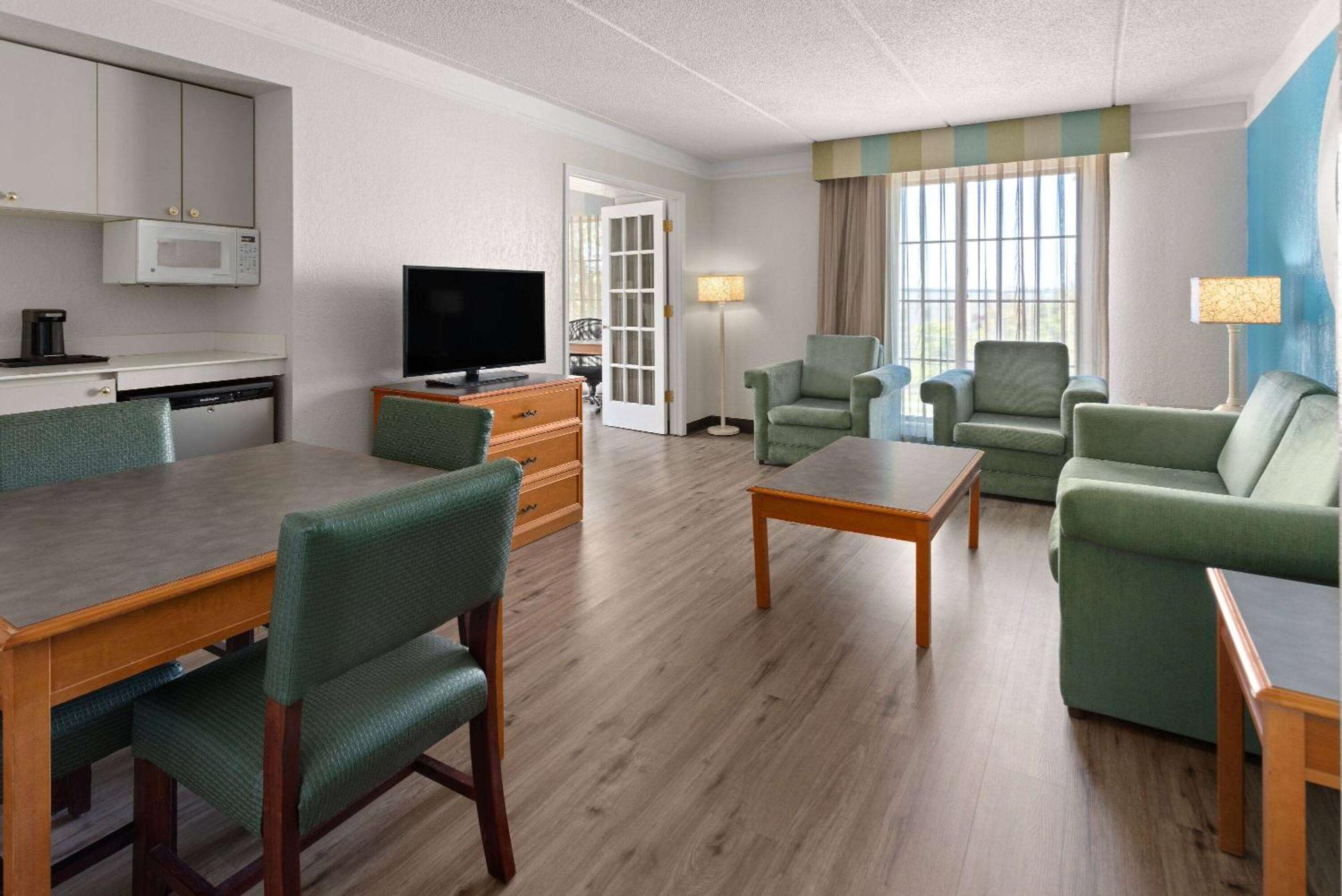 La Quinta Inn By Wyndham Pittsburgh Airport Moon Township Экстерьер фото