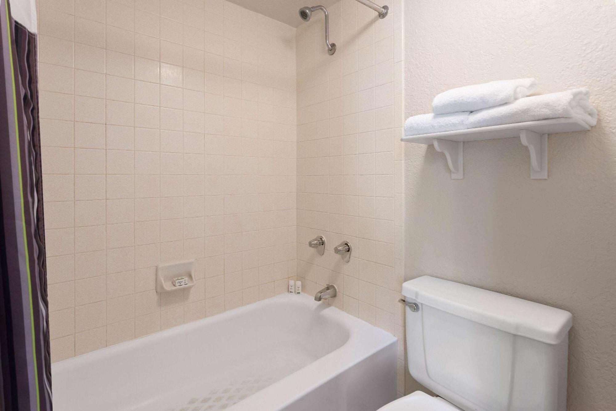 La Quinta Inn By Wyndham Pittsburgh Airport Moon Township Экстерьер фото