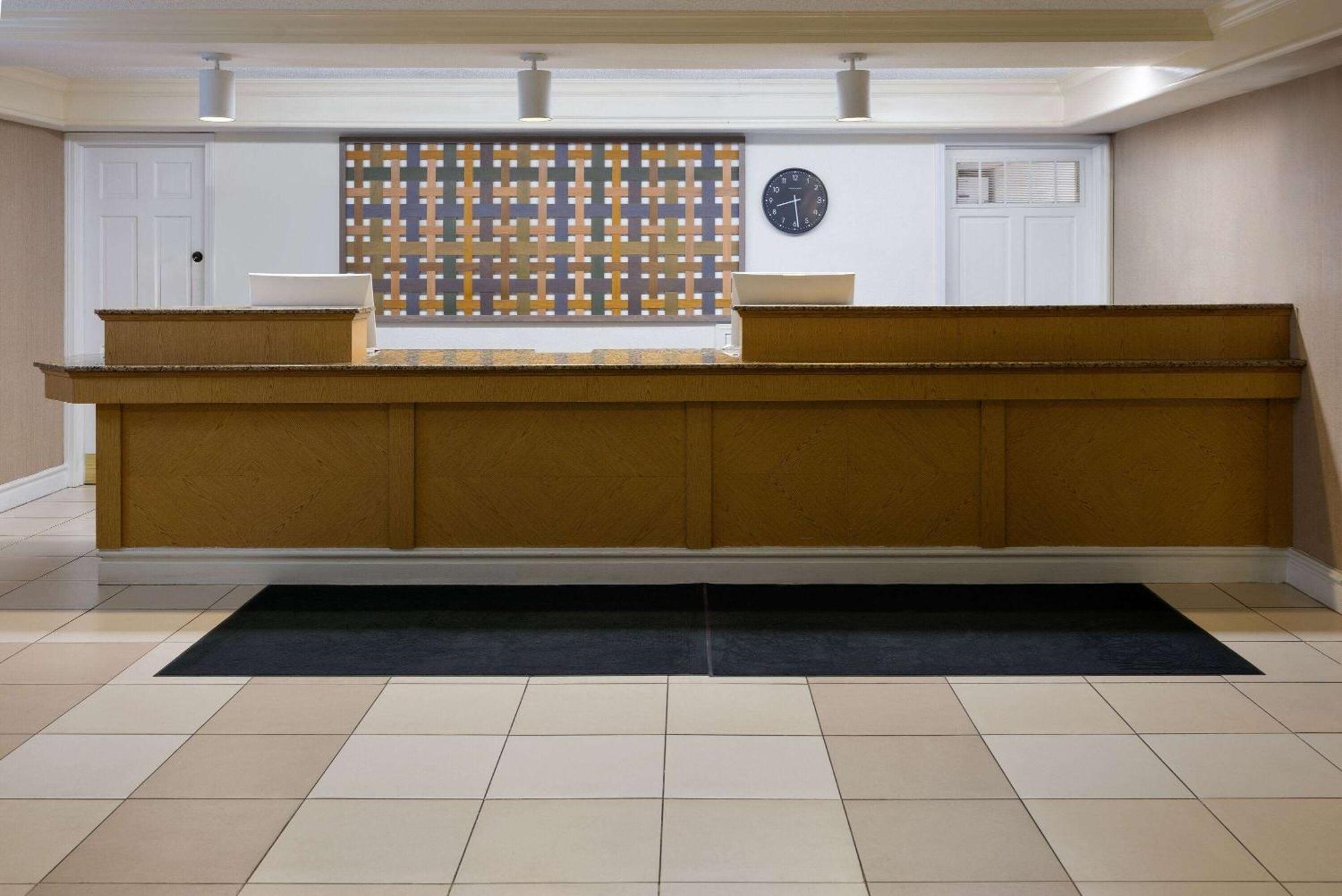 La Quinta Inn By Wyndham Pittsburgh Airport Moon Township Экстерьер фото