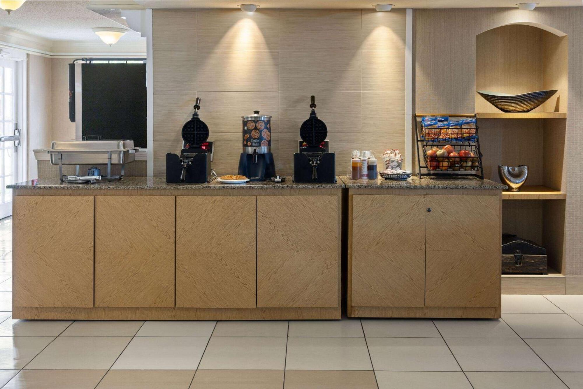 La Quinta Inn By Wyndham Pittsburgh Airport Moon Township Экстерьер фото