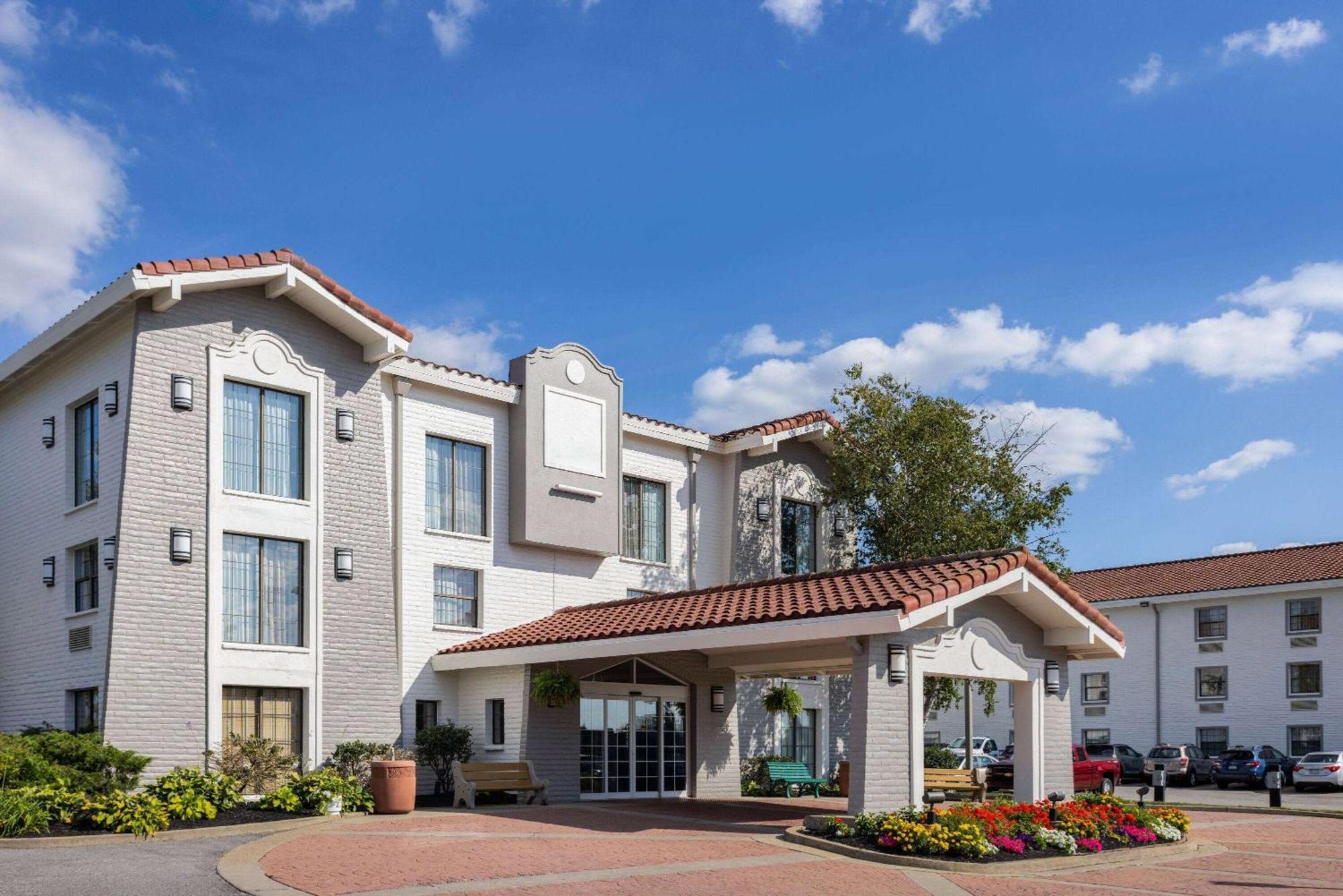 La Quinta Inn By Wyndham Pittsburgh Airport Moon Township Экстерьер фото