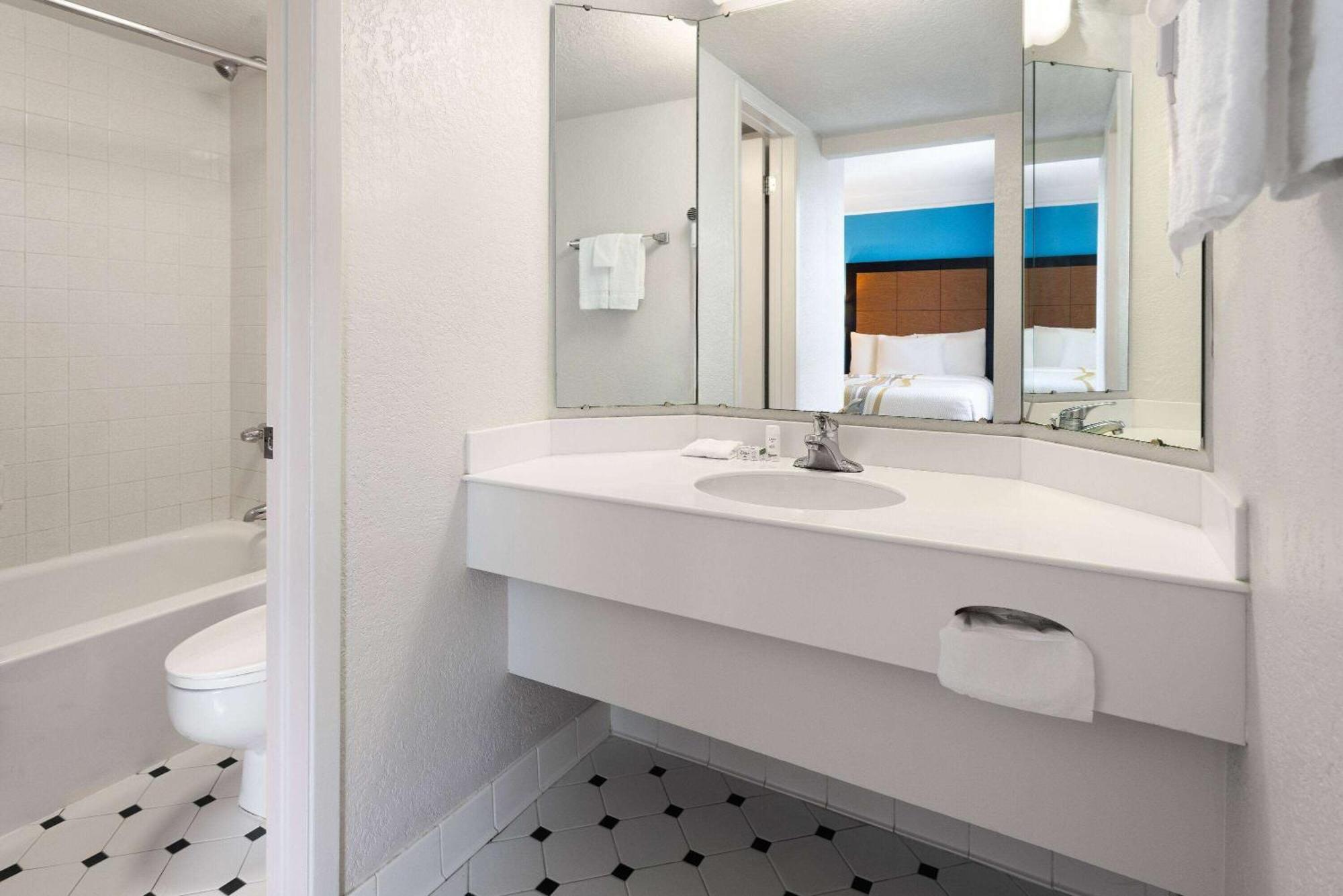 La Quinta Inn By Wyndham Pittsburgh Airport Moon Township Экстерьер фото
