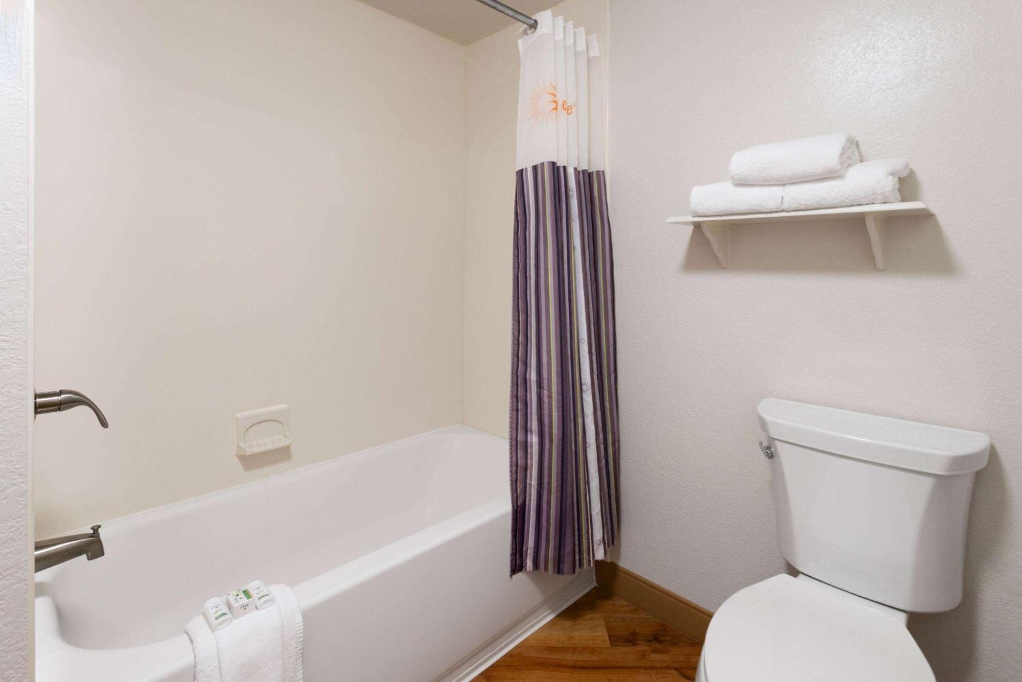 La Quinta Inn By Wyndham Pittsburgh Airport Moon Township Экстерьер фото