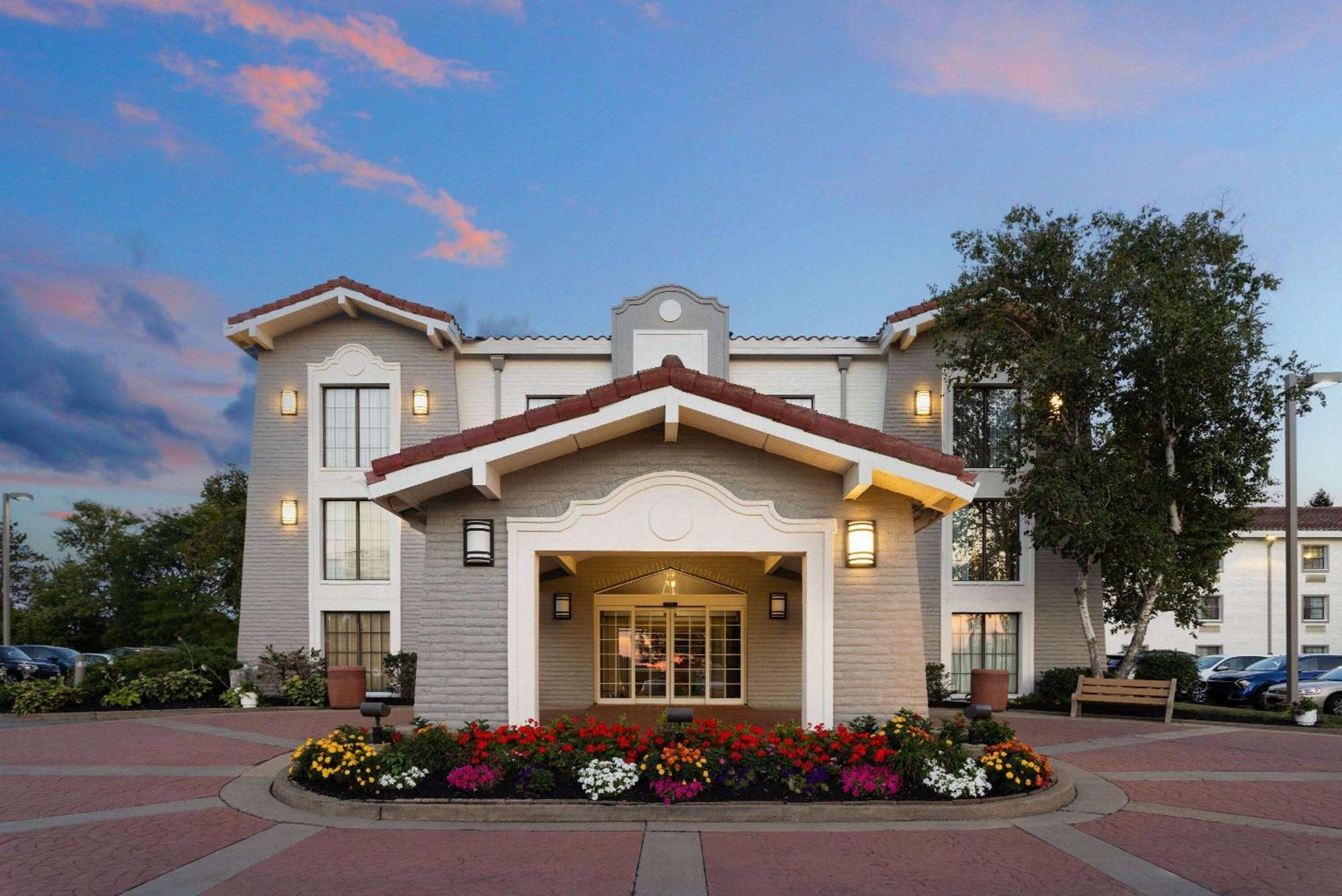 La Quinta Inn By Wyndham Pittsburgh Airport Moon Township Экстерьер фото