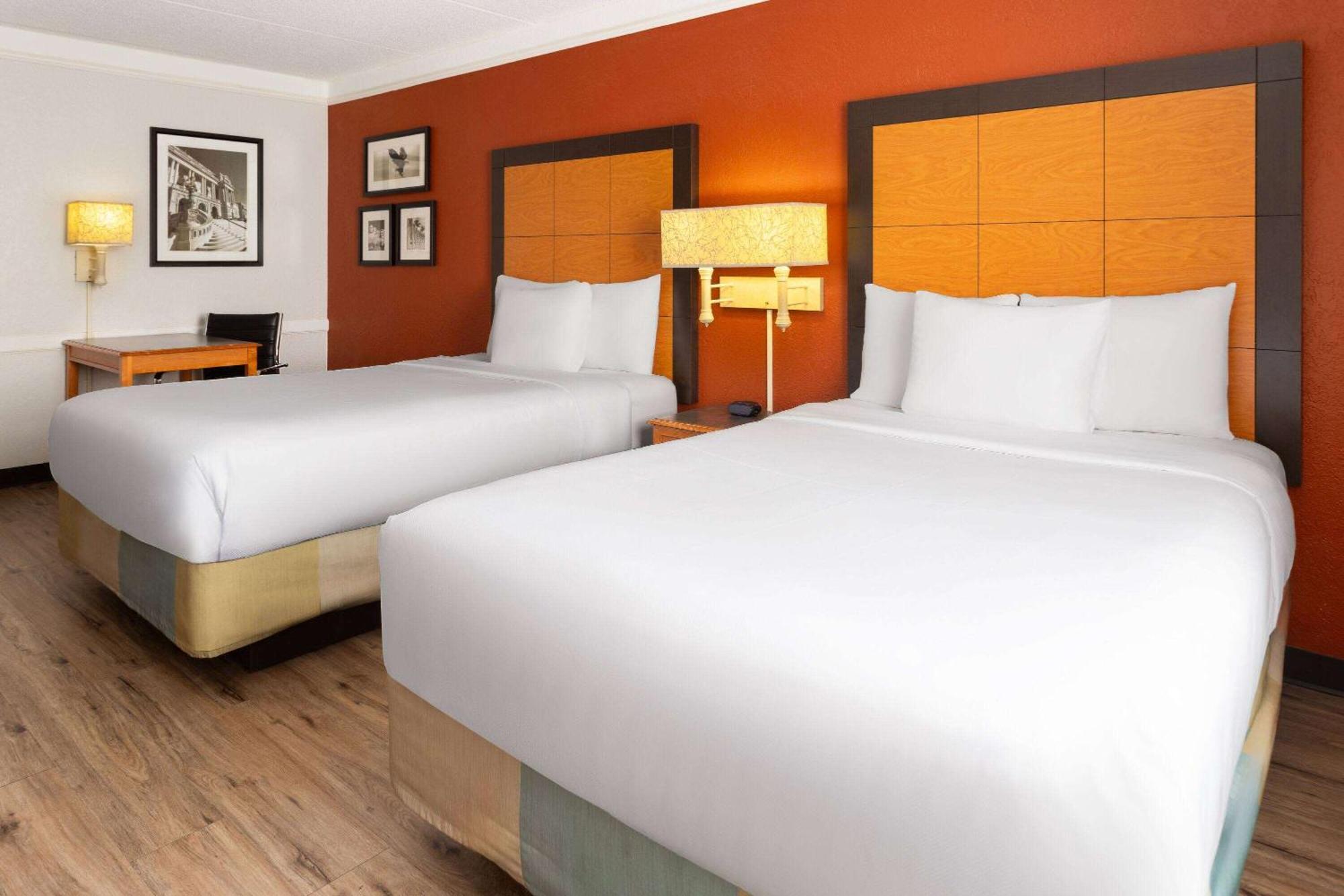 La Quinta Inn By Wyndham Pittsburgh Airport Moon Township Экстерьер фото