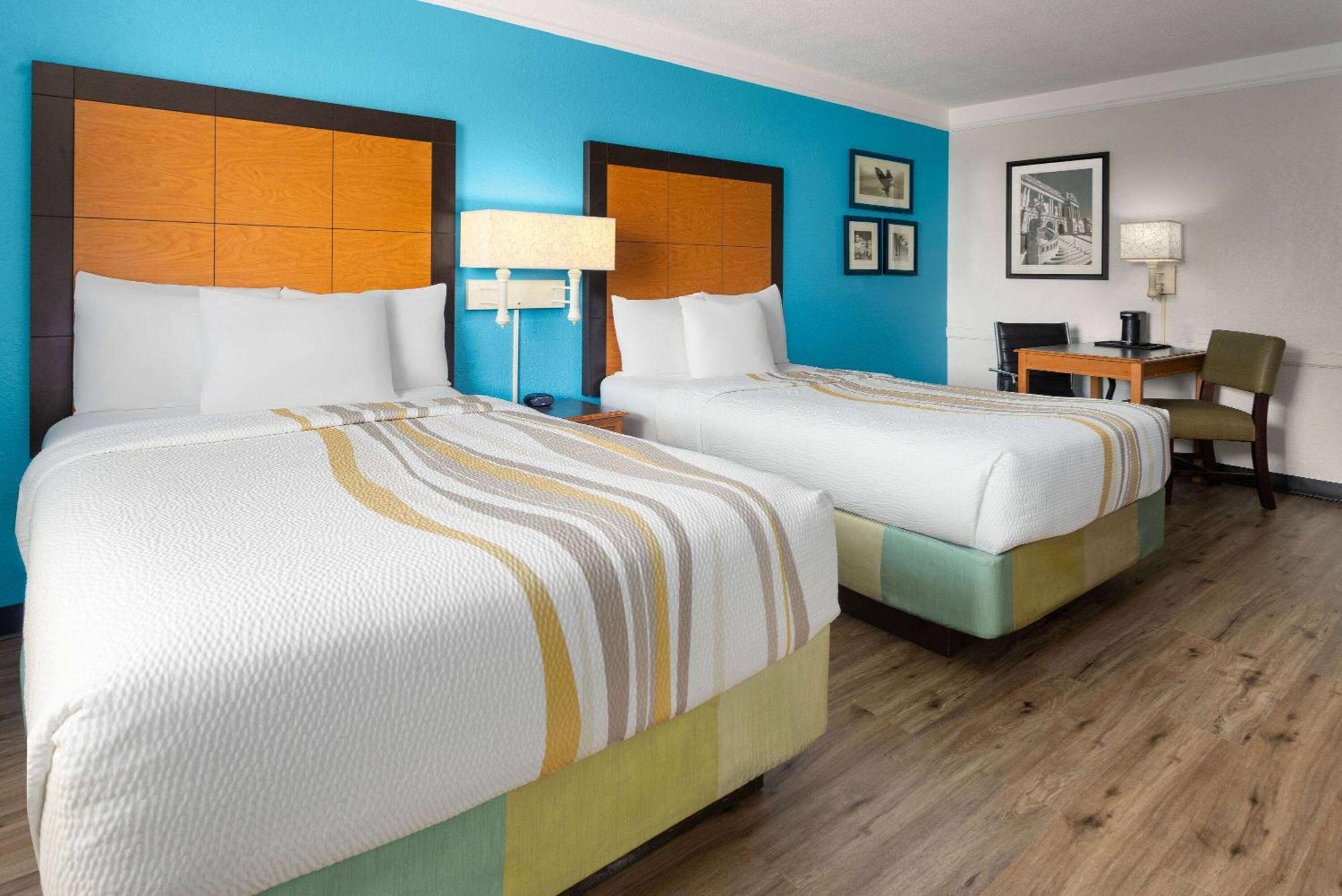 La Quinta Inn By Wyndham Pittsburgh Airport Moon Township Экстерьер фото